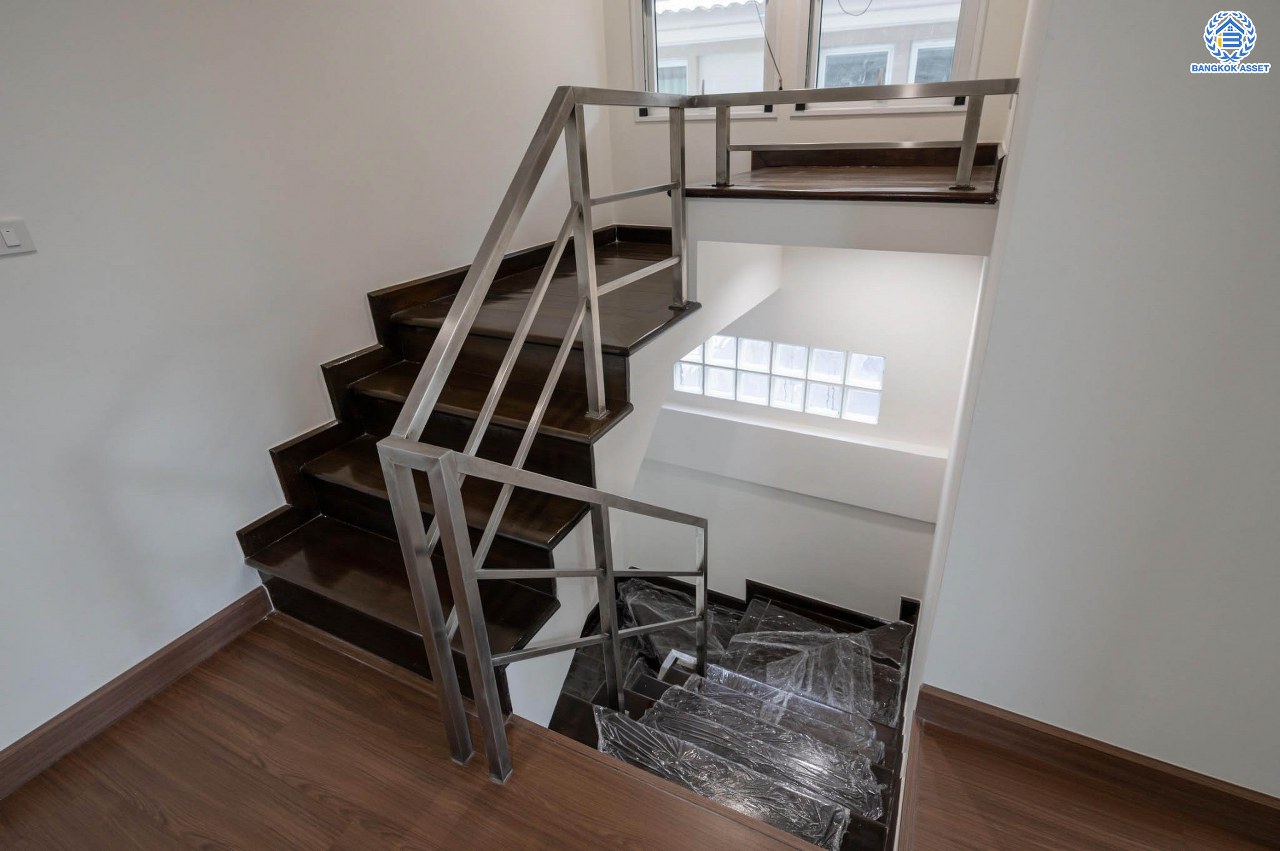 บ้านมือสองตกแต่งใหม่ โครงการ อรุณวดี พระราม5-รัตนาธิเบศร์ หลังมุม เนื้อที่ 50.4 ตร.ว. ฟังก์ชัน 3 ห้องนอน 2 ห้องน้ำ 1 ห้องอเนกประสงค์ จอดรถได้ 1 คัน บนทำเลทำเลศักยภาพ ติดถนนราชพฤกษ์ เชื่อมต่อทุกการเดินทาง ใกล้รถไฟฟ้าสายสีม่วง "สถานีบางรักใหญ่" และจุดขึ้นทางด่วน "ศรีรัช"